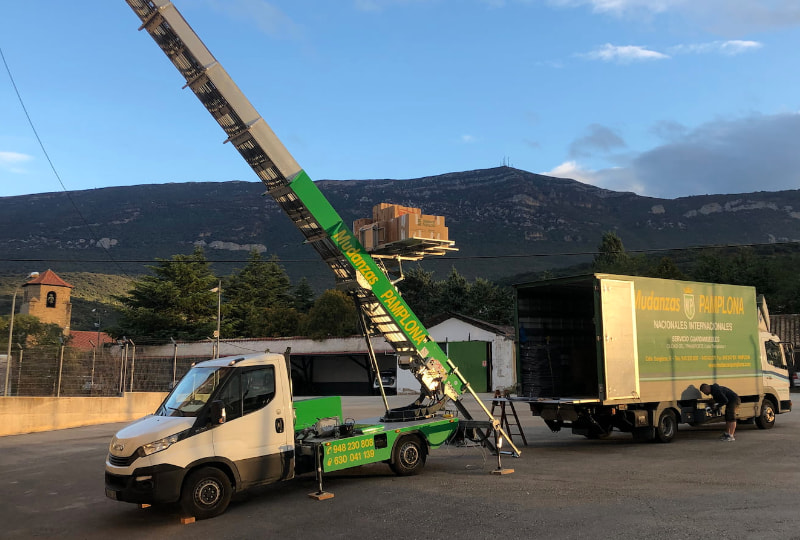 gruas montamuebles - Mudanzas Pamplona